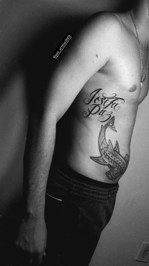 Tatuagem de lettering feita por Clarmino Lucas