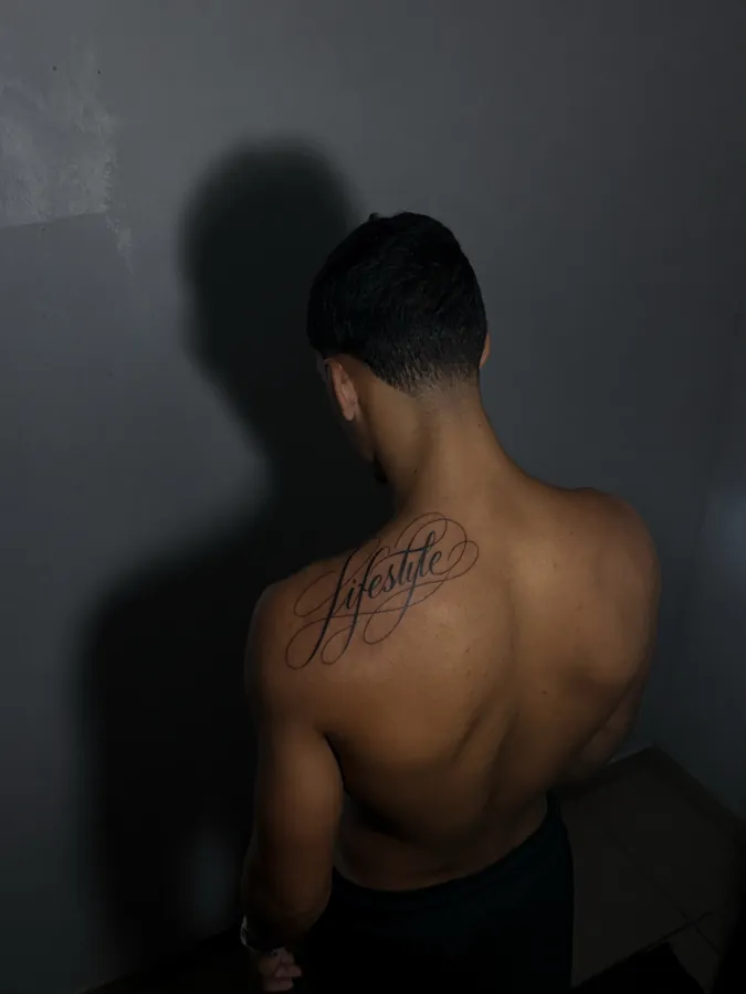 Tatuagem de lettering feita por Clarmino Lucas