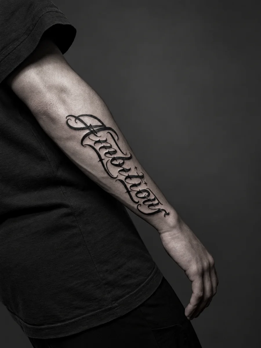 Tatuagem de lettering feita por Clarmino Lucas